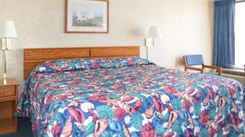 Crystal Coast Oceanfront Hotel Pine Knoll Shores Exterior photo